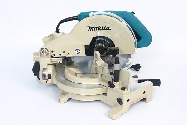 Пила торцовочная MAKITA LS 1040N (255/30мм,1650Вт,4600\м,сеч90.5х95мм,11кг)